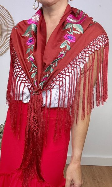 Mantón bordado teja