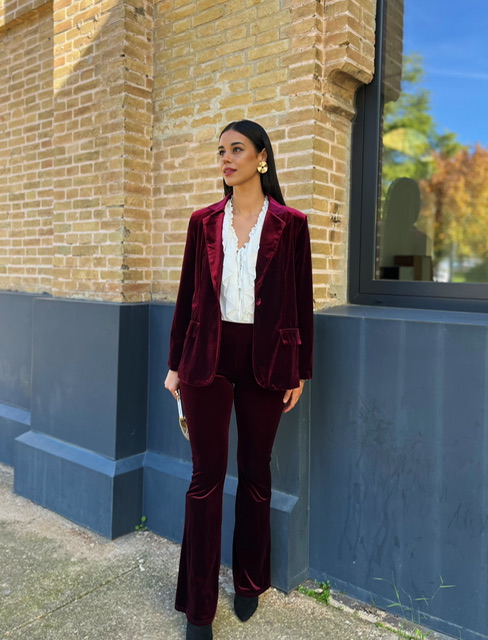 cómo combinar pantalon terciopelo burdeos