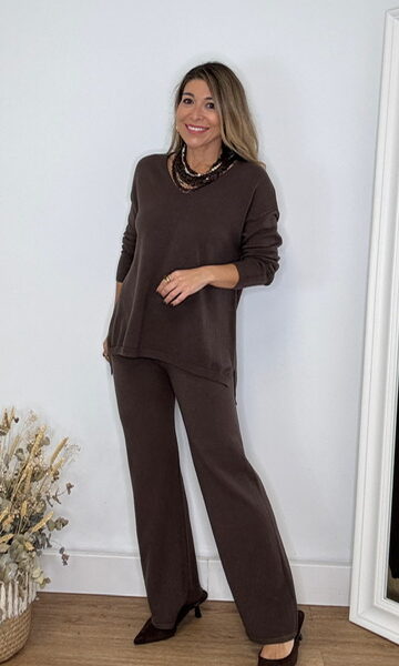 Conjunto Punto Escote Pico Marrón