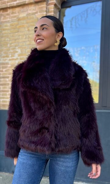 Abrigo pelo sintético berenjena