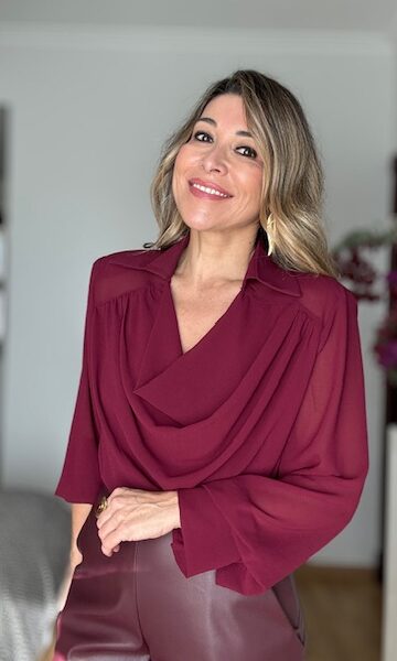 Blusa drapeada con cuello burdeos