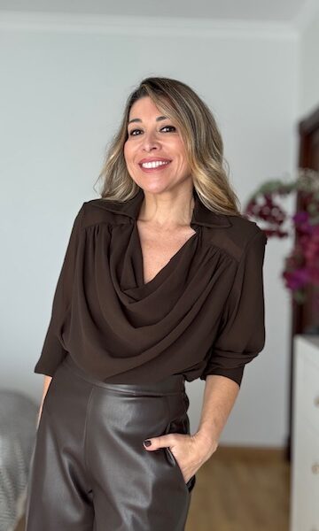 Blusa drapeada con cuello marrón