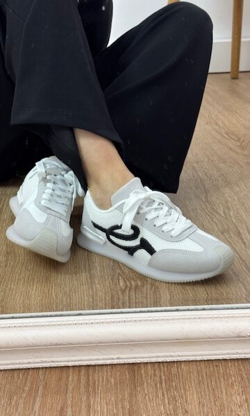 Deportivas Blancas Logo Negro