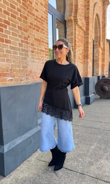 Camiseta encaje asimétrica negra