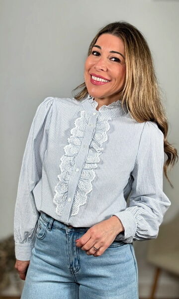 Camisa mil rayas celeste detalle