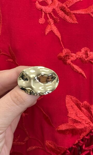 Broche Circular Relieve Dorado