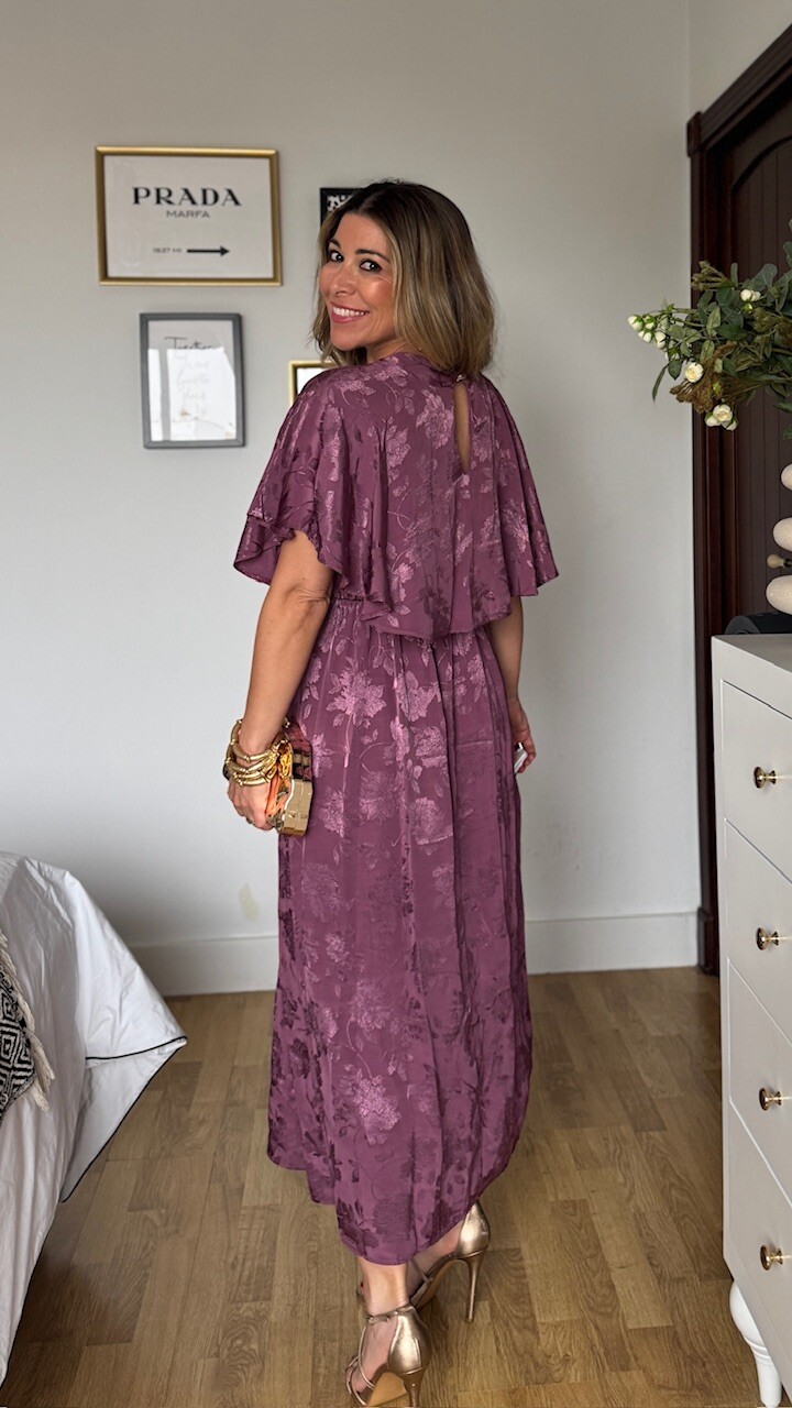 Vestido Satinado Capa Berenjena - Imagen 3