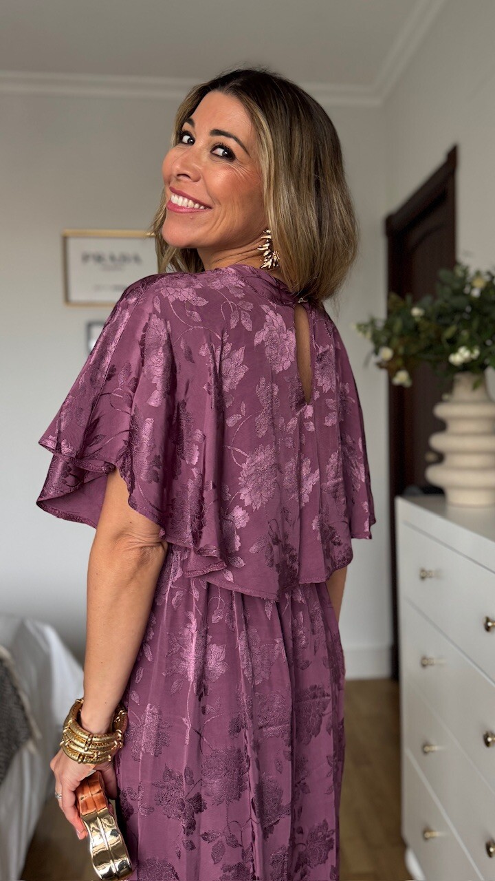 Vestido Satinado Capa Berenjena - Imagen 11