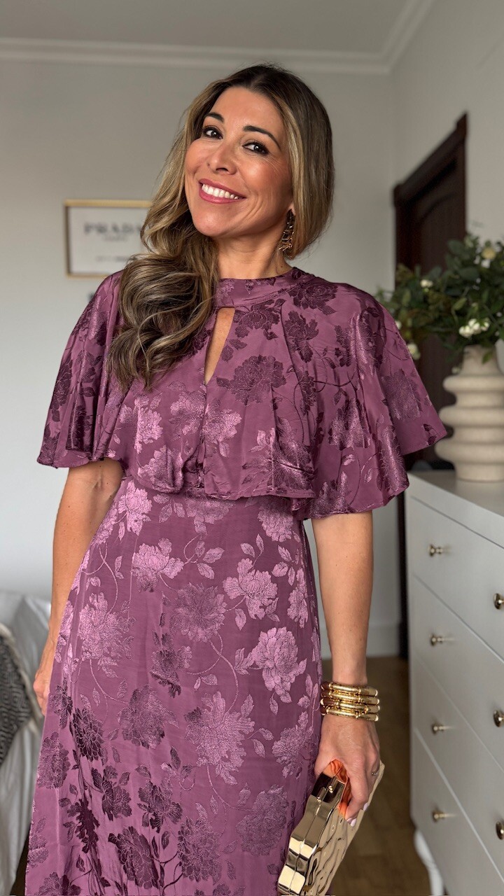 Vestido Satinado Capa Berenjena - Imagen 12