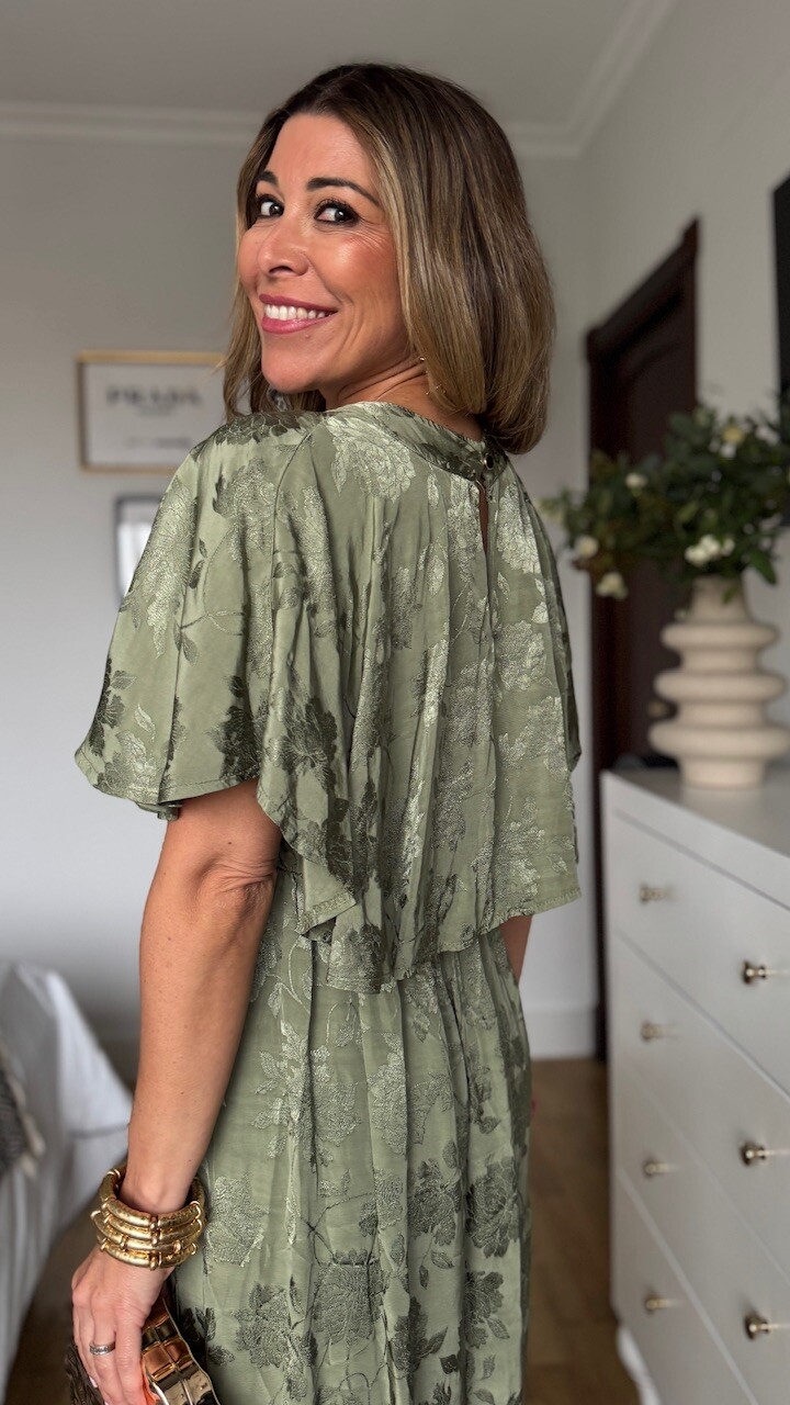 Vestido Satinado Capa Verde Jabonoso - Imagen 11