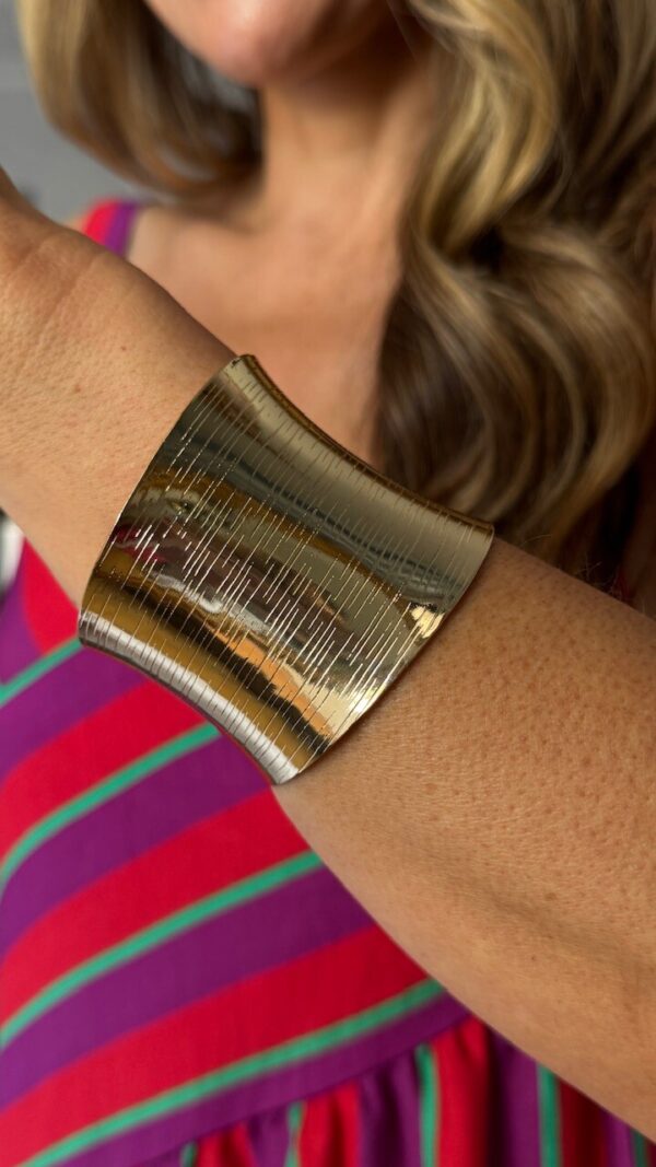 Brazalete Úrsula Relieve Dorado
