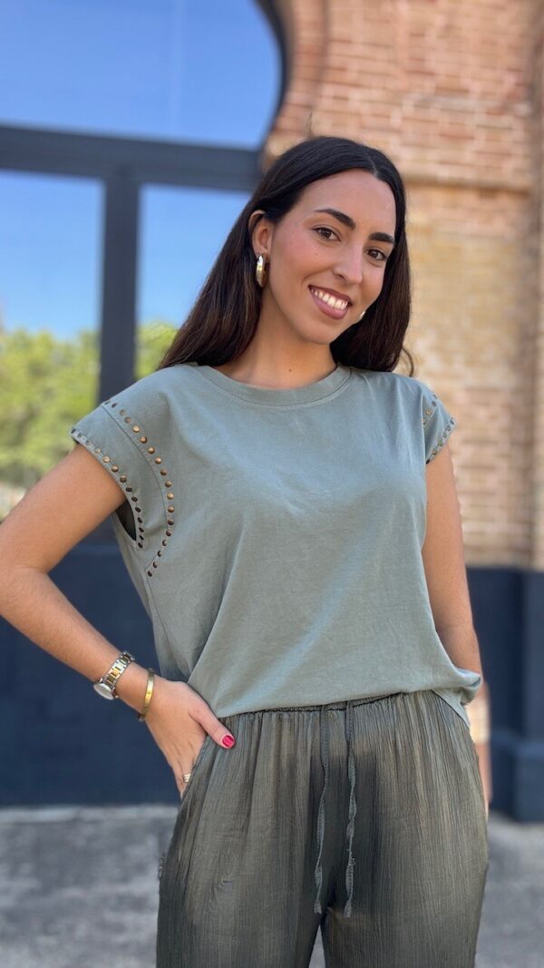 Camiseta Tachuelas Doradas Verde Caza