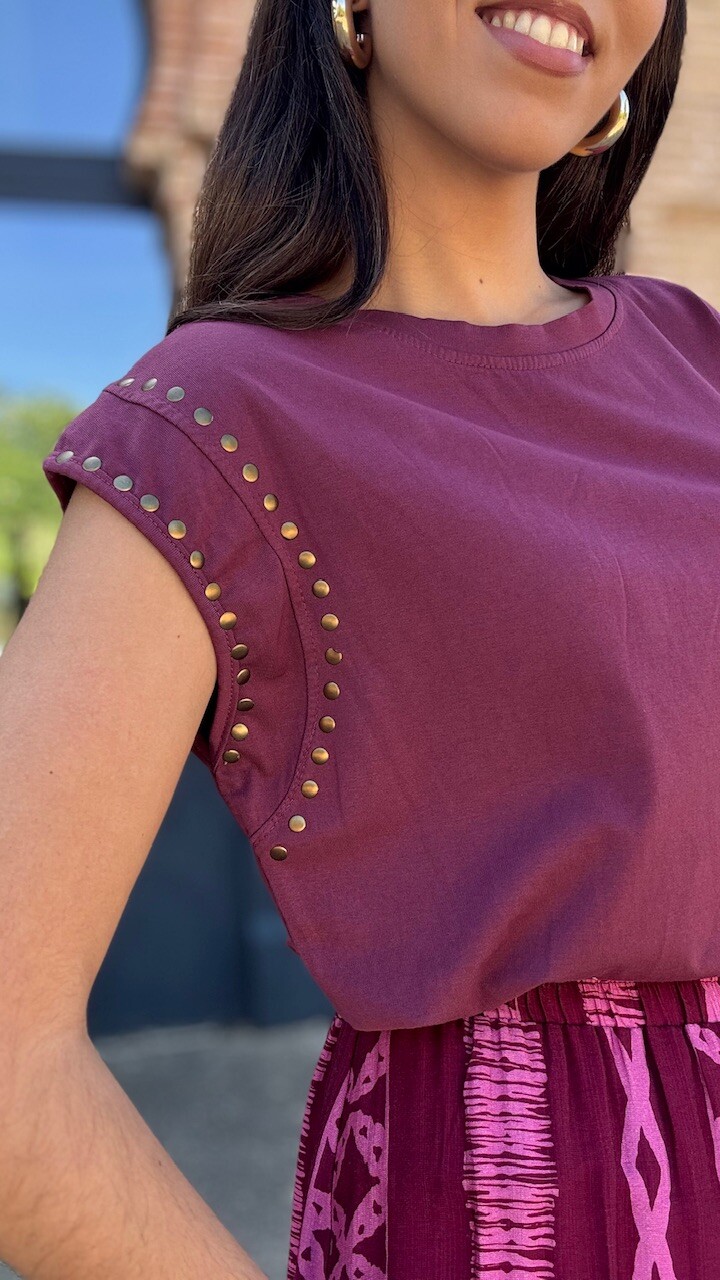 Camiseta Tachuelas Doradas Berenjena - Imagen 6