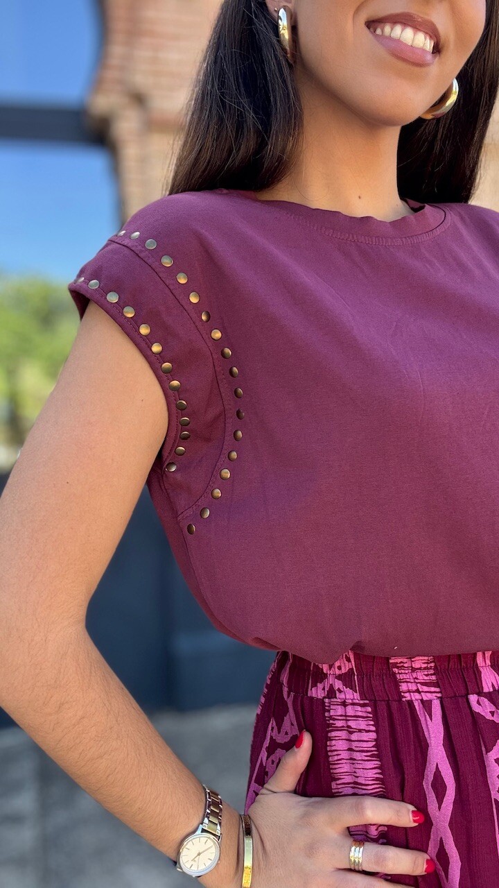 Camiseta Tachuelas Doradas Berenjena - Imagen 9