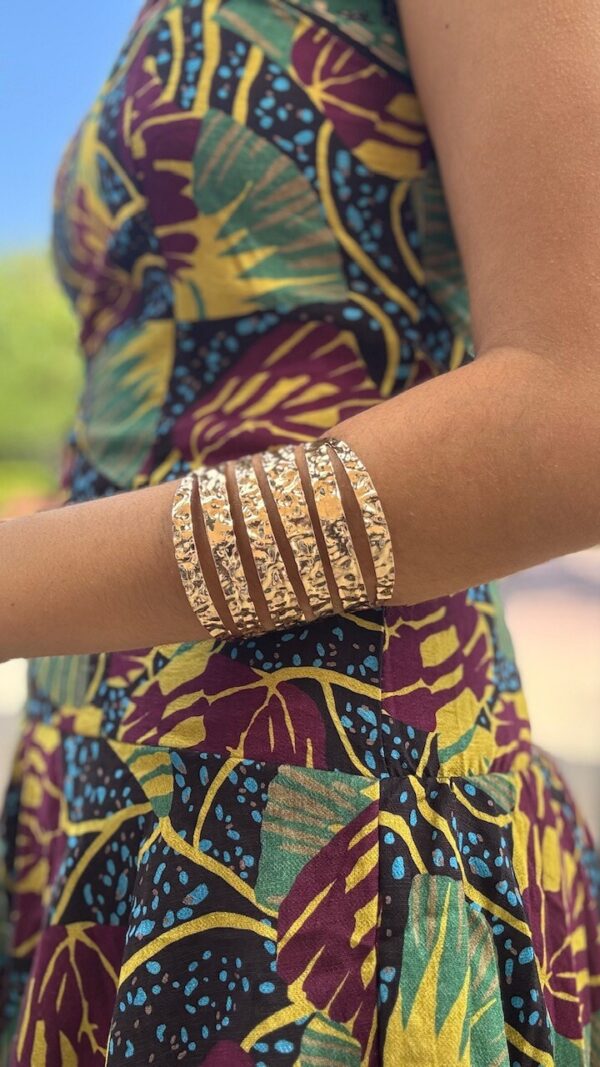 Brazalete Minerva Relieve Dorado