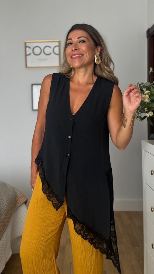 Blusa Asimétrica Encaje Negra