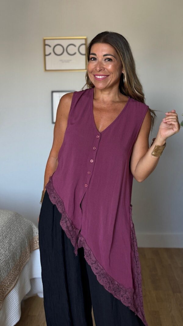Blusa Asimétrica Encaje Berenjena