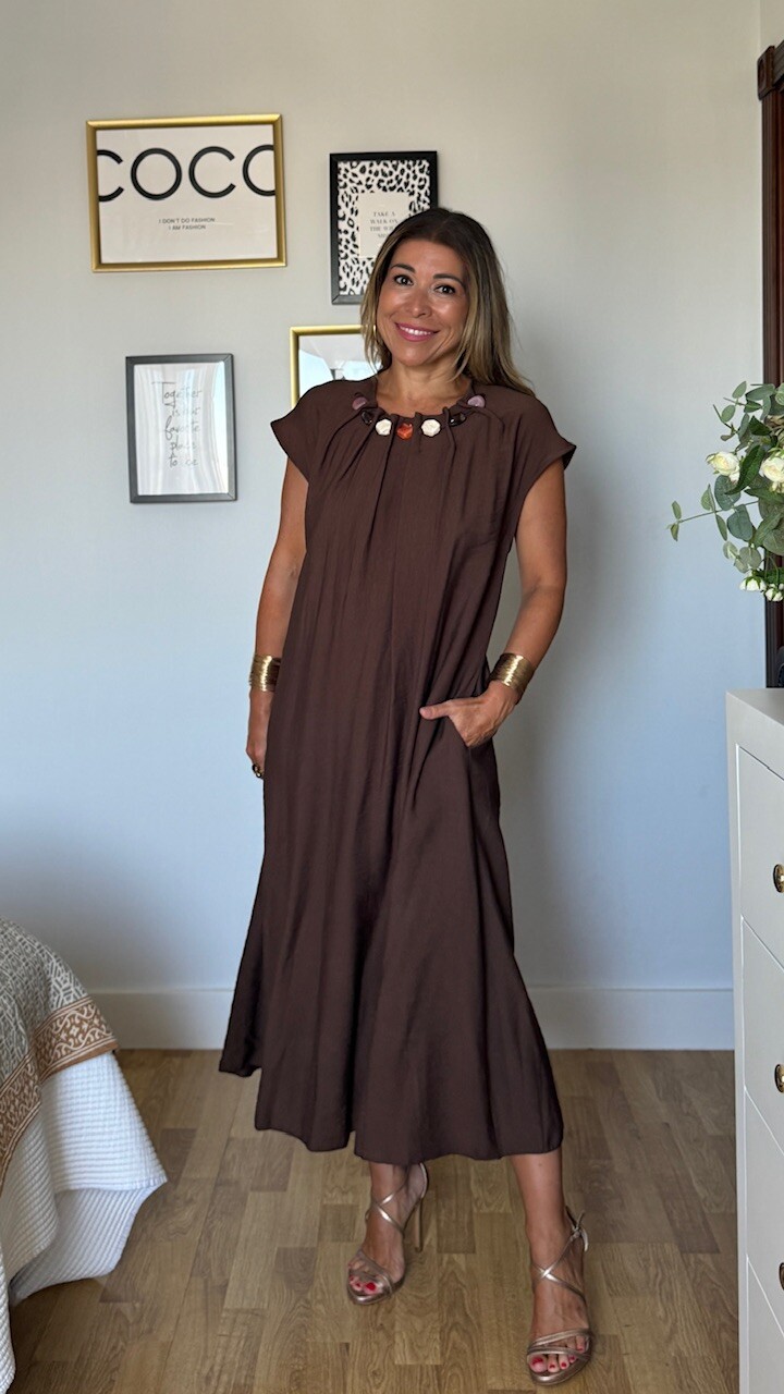 Vestido Detalle Cuello Marrón - Imagen 2