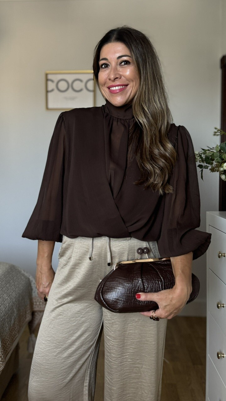 Blusa gasa cruzada Marian Marrón - Imagen 6