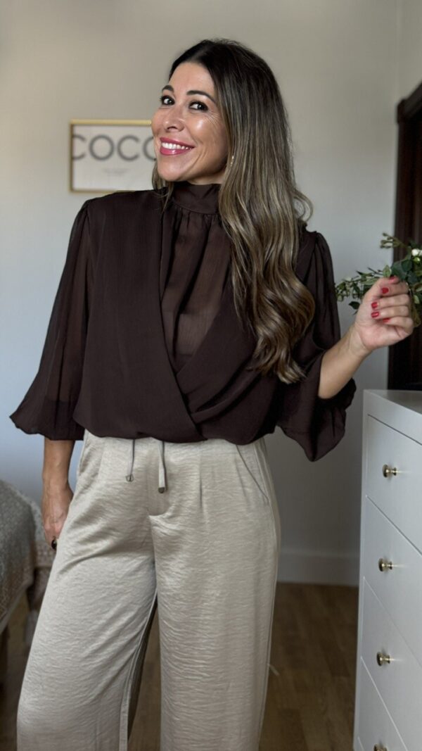 Blusa gasa cruzada Marian Marrón