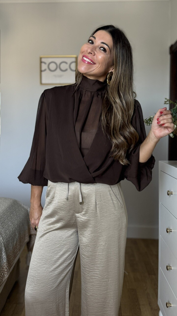 Blusa gasa cruzada Marian Marrón - Imagen 3