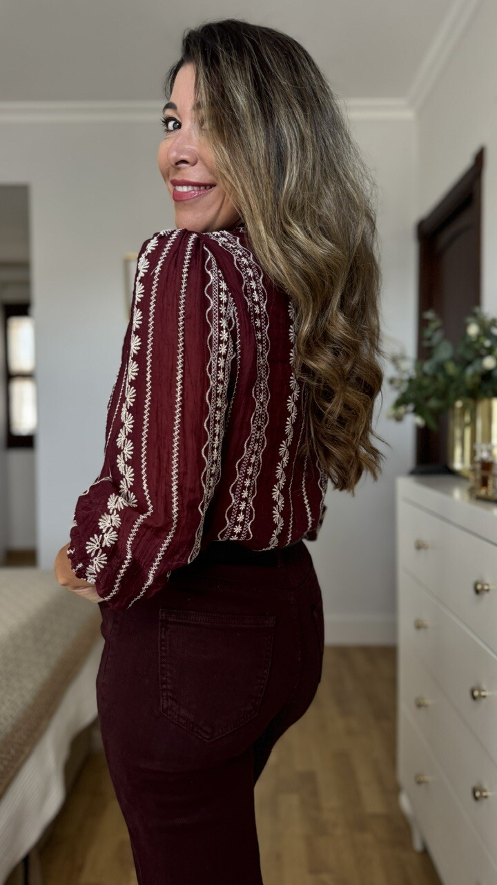 Blusa romántica bordada berenjena - Imagen 4