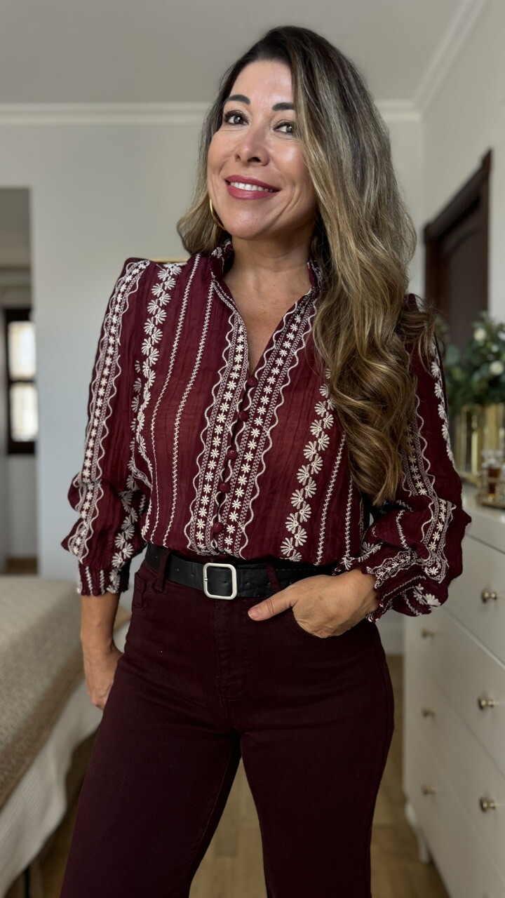 Blusa romántica bordada berenjena