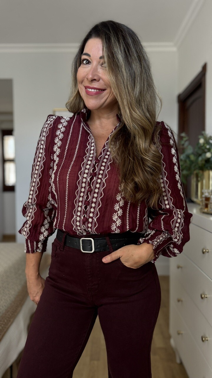 Blusa romántica bordada berenjena - Imagen 6