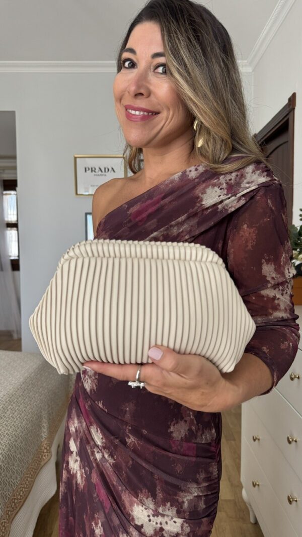 Bolso clutch plisado beige