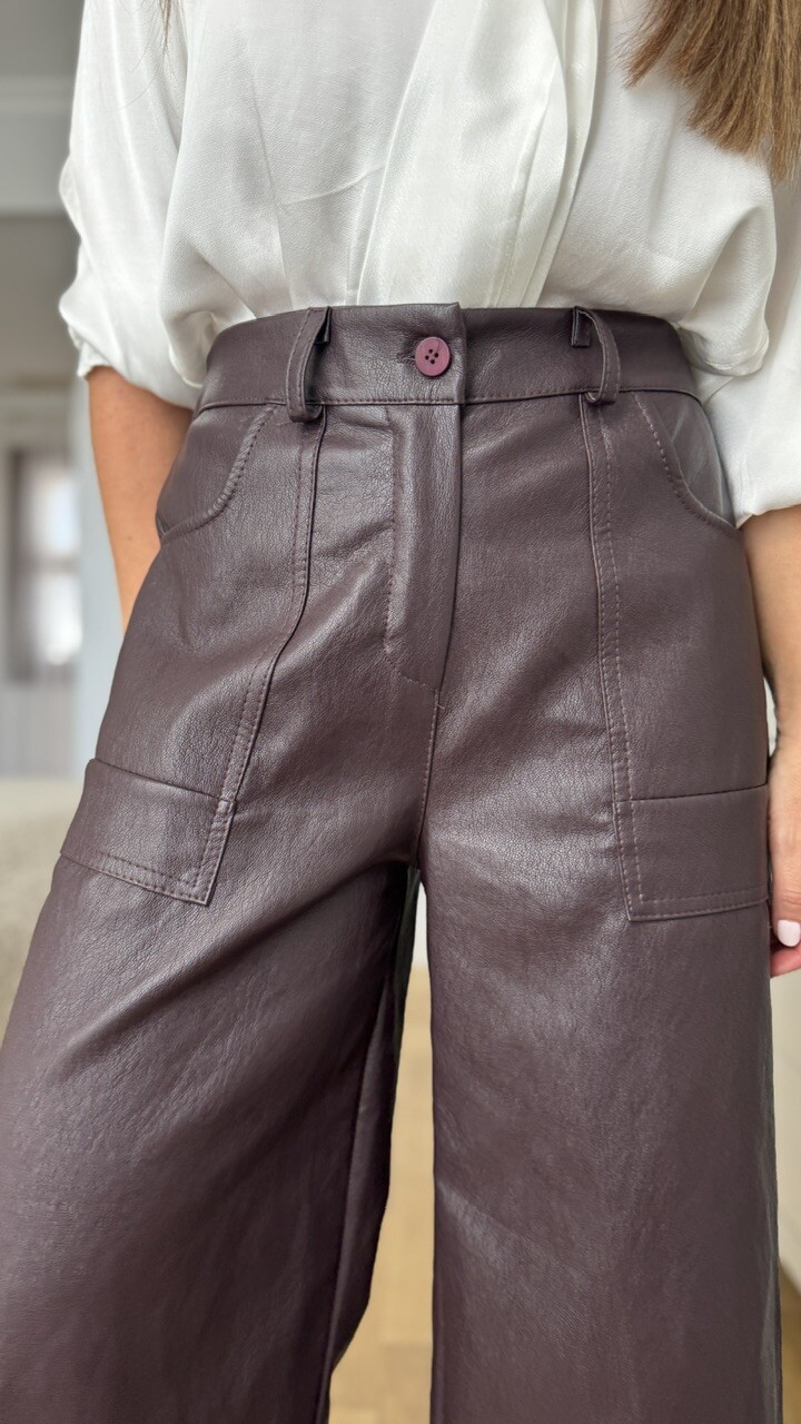Pantalón bermuda polipiel berenjena - Imagen 4