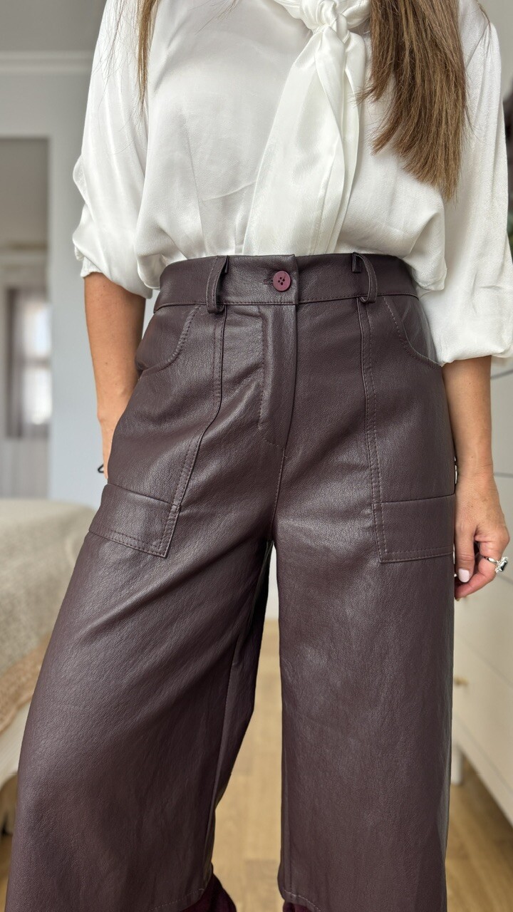 Pantalón bermuda polipiel berenjena - Imagen 5