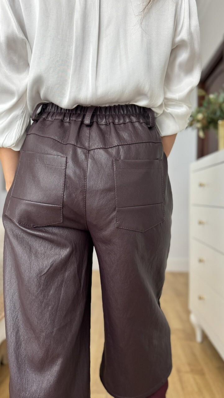 Pantalón bermuda polipiel berenjena - Imagen 6
