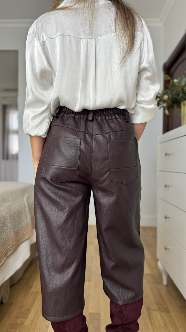 Pantalón bermuda polipiel berenjena - Imagen 7