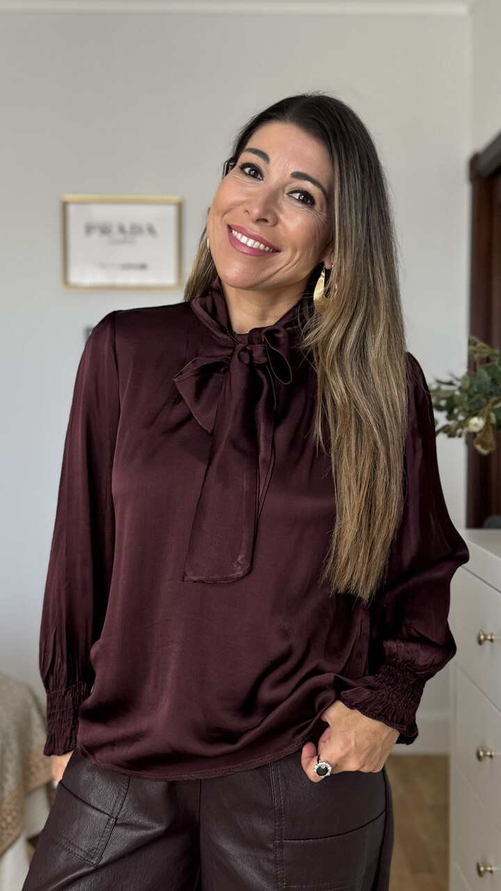 Blusa satinada lazada berenjena - Imagen 10