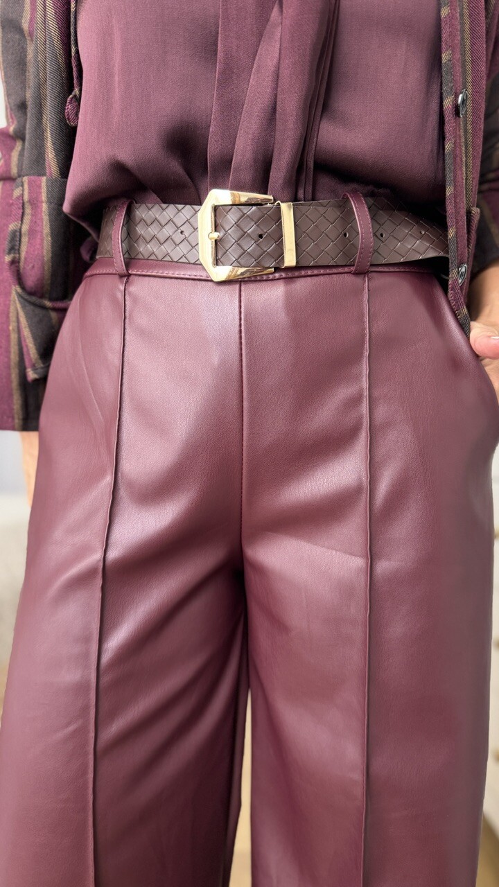 Pantalón Bermudas ribete polipiel burdeos - Imagen 5