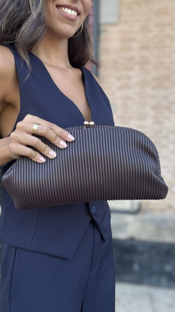 Bolso Clutch Polipiel Relieve Marrón Chocolate
