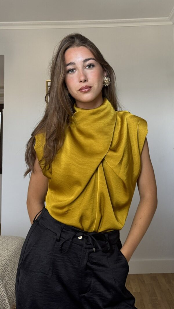 Blusa satén cruzada mostaza