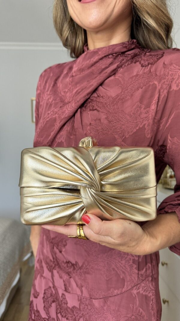Bolso Clutch Nudo Polipiel Dorado