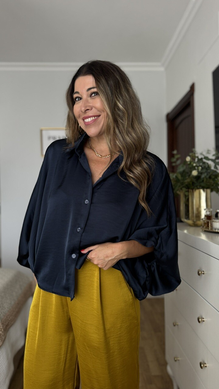 Blusa Satinada Mangas Abullonada Oversize Azul Marino - Imagen 4
