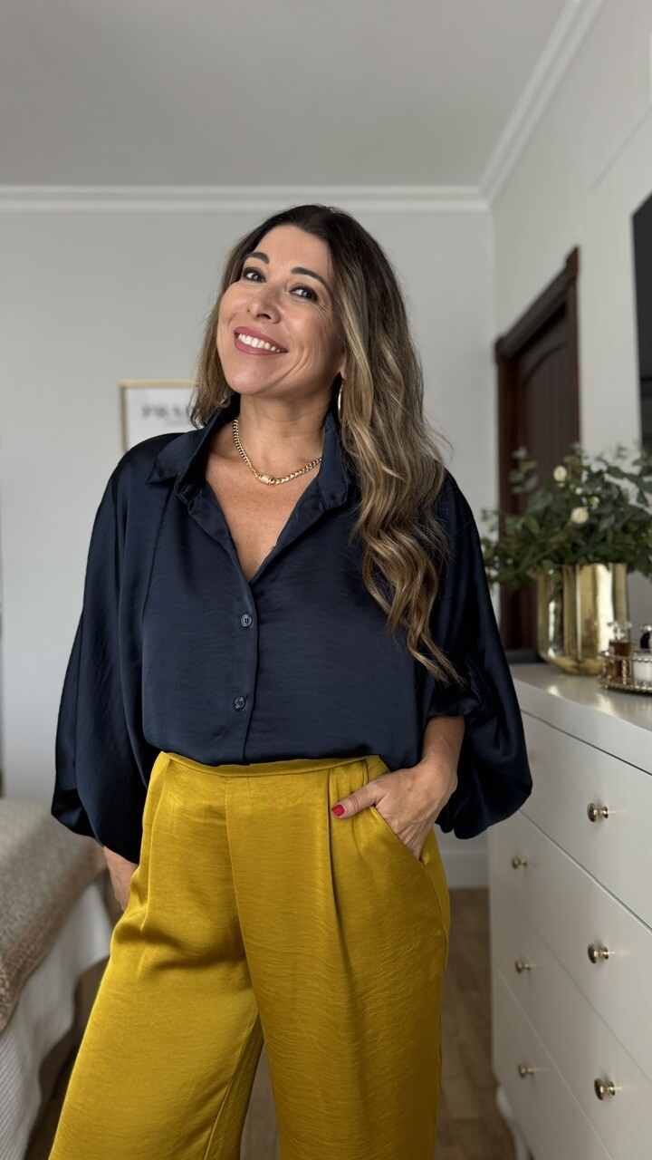 Blusa Satinada Mangas Abullonada Oversize Azul Marino - Imagen 5
