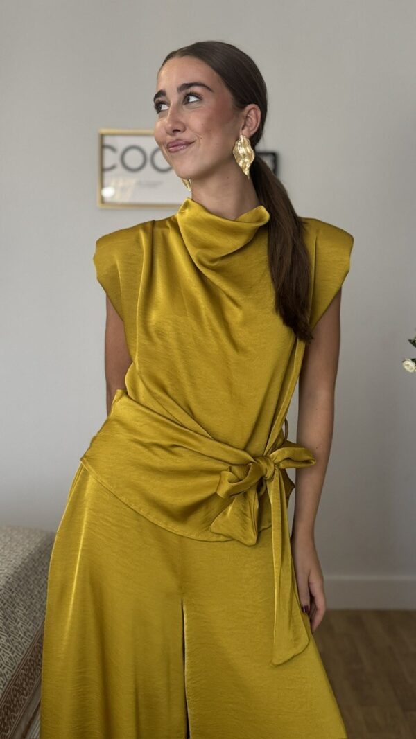 Blusa Lola satinada Mostaza