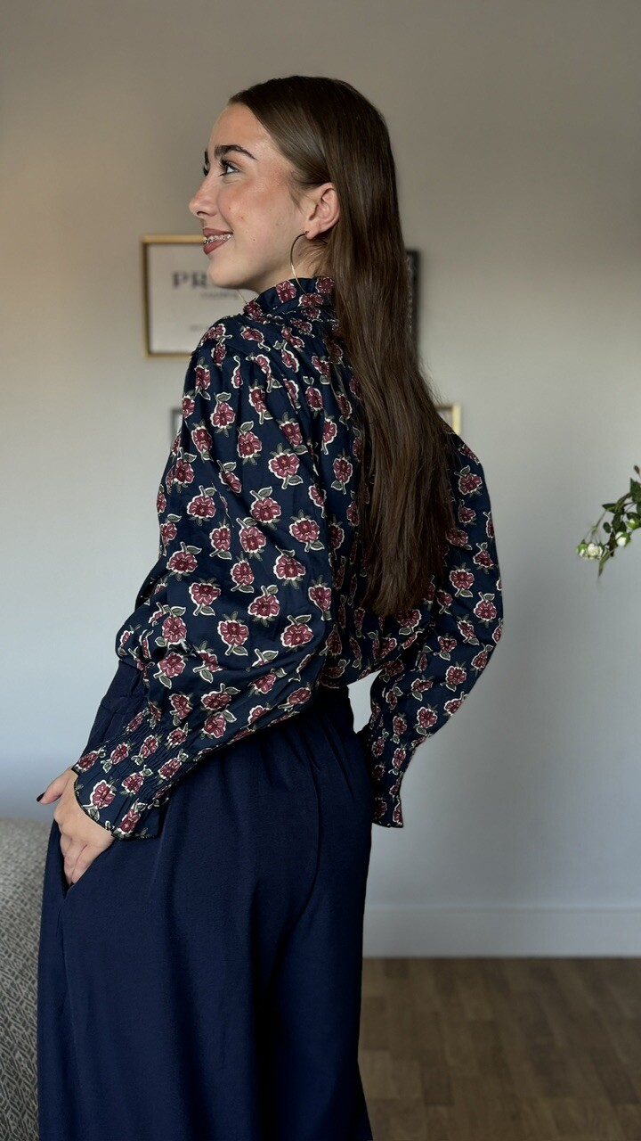 Camisa Cuello Frunce Estampada Flores Azul Marino - Imagen 7