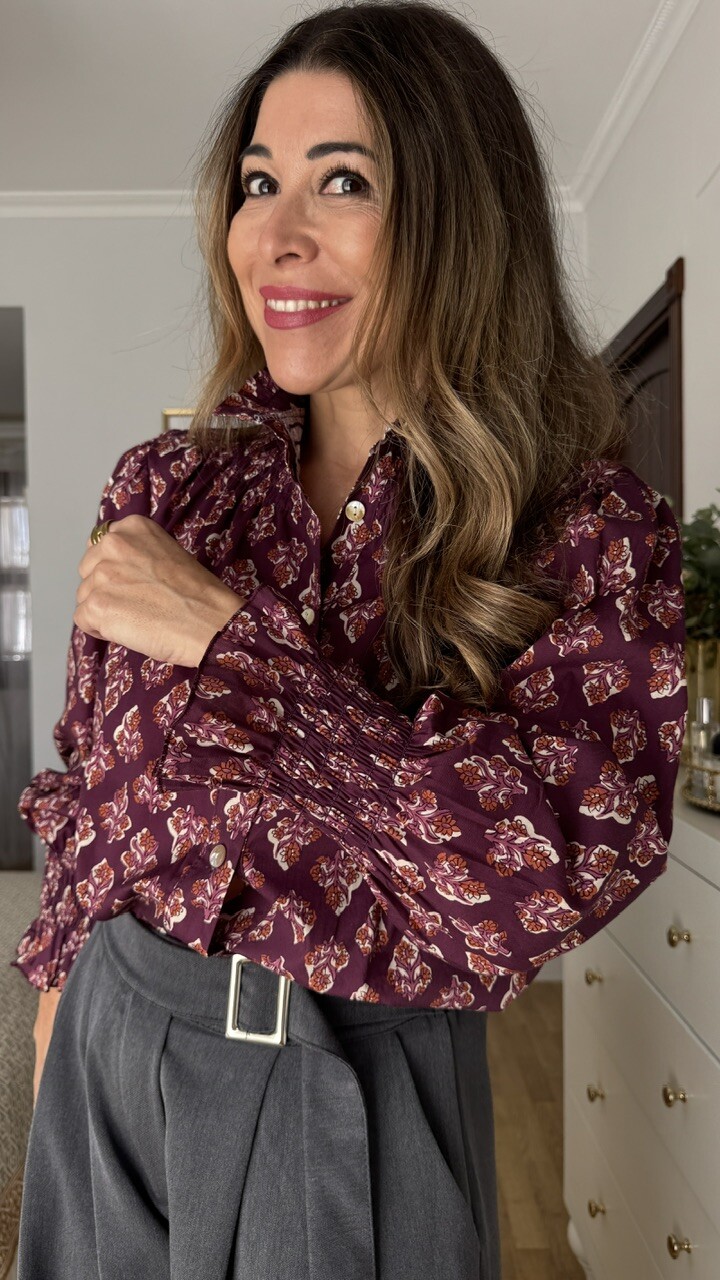 Camisa Cuello Frunce Estampado Ramito Berenjena - Imagen 3