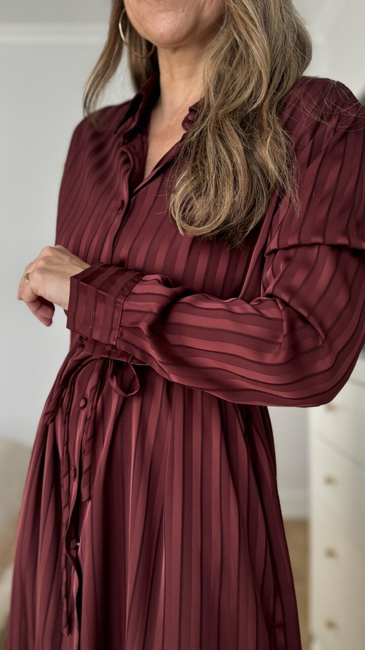 Vestido Camisero Satinado Burdeos - Imagen 4